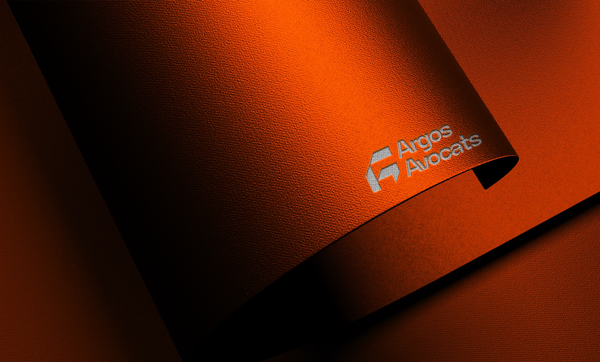 Logo gaufré sur papier orange