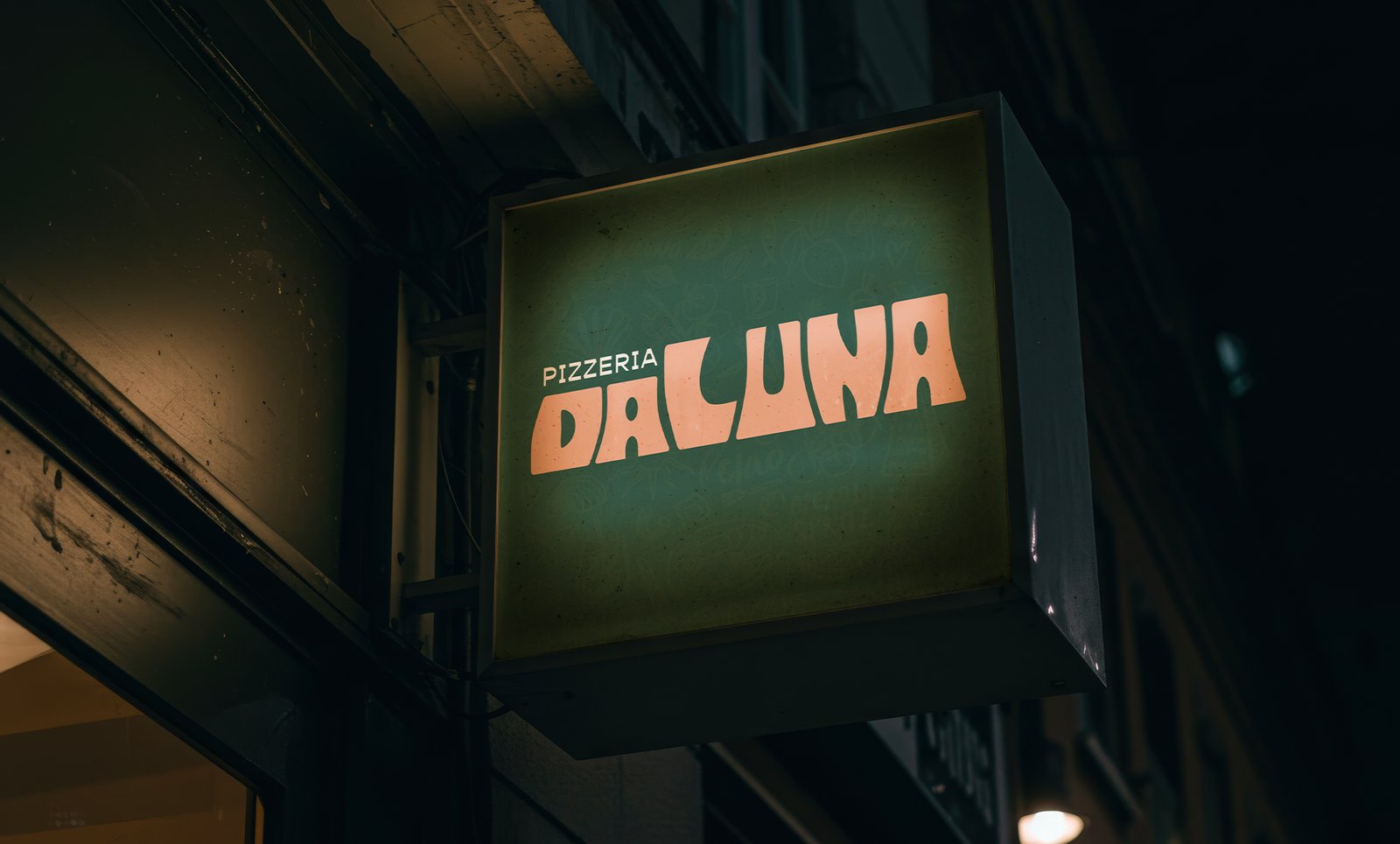 Enseigne pizzeria Da Luna à Saint-Ghislain — identité 70s vert sapin et pêche