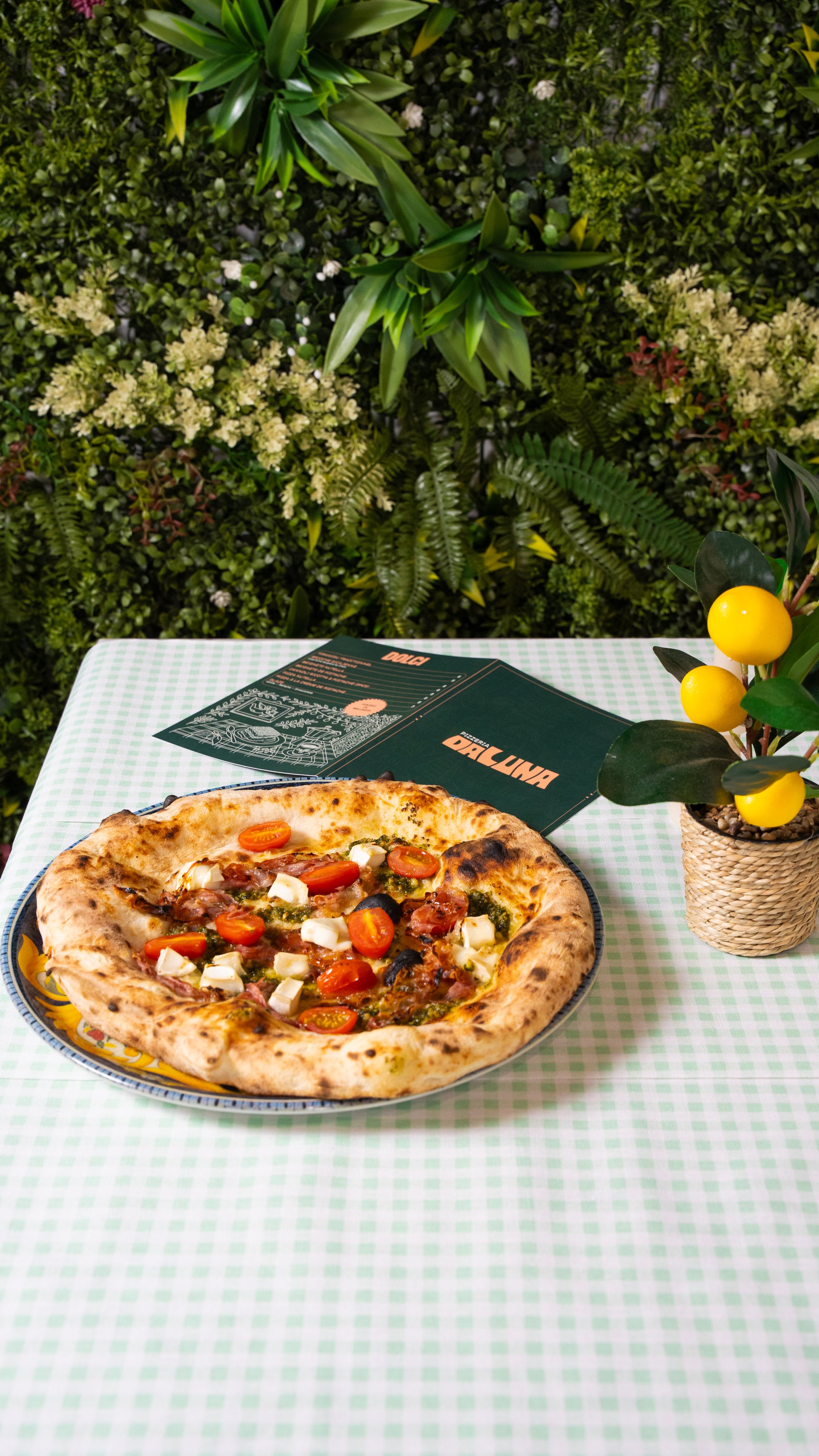 Shooting culinaire Da Luna — vue plongée pizza garnie