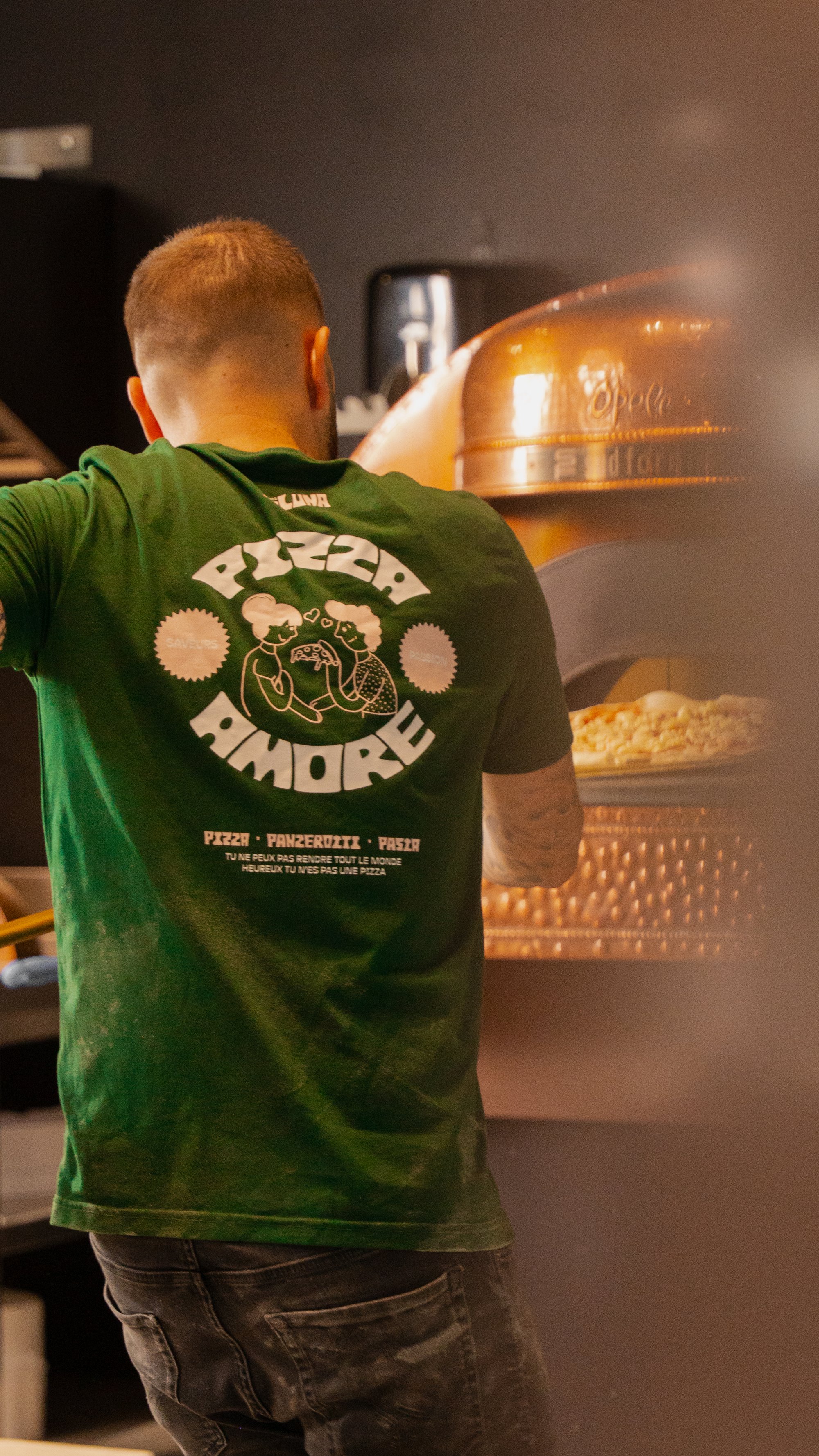 Shooting culinaire Da Luna — boîte pizza ouverte sur table