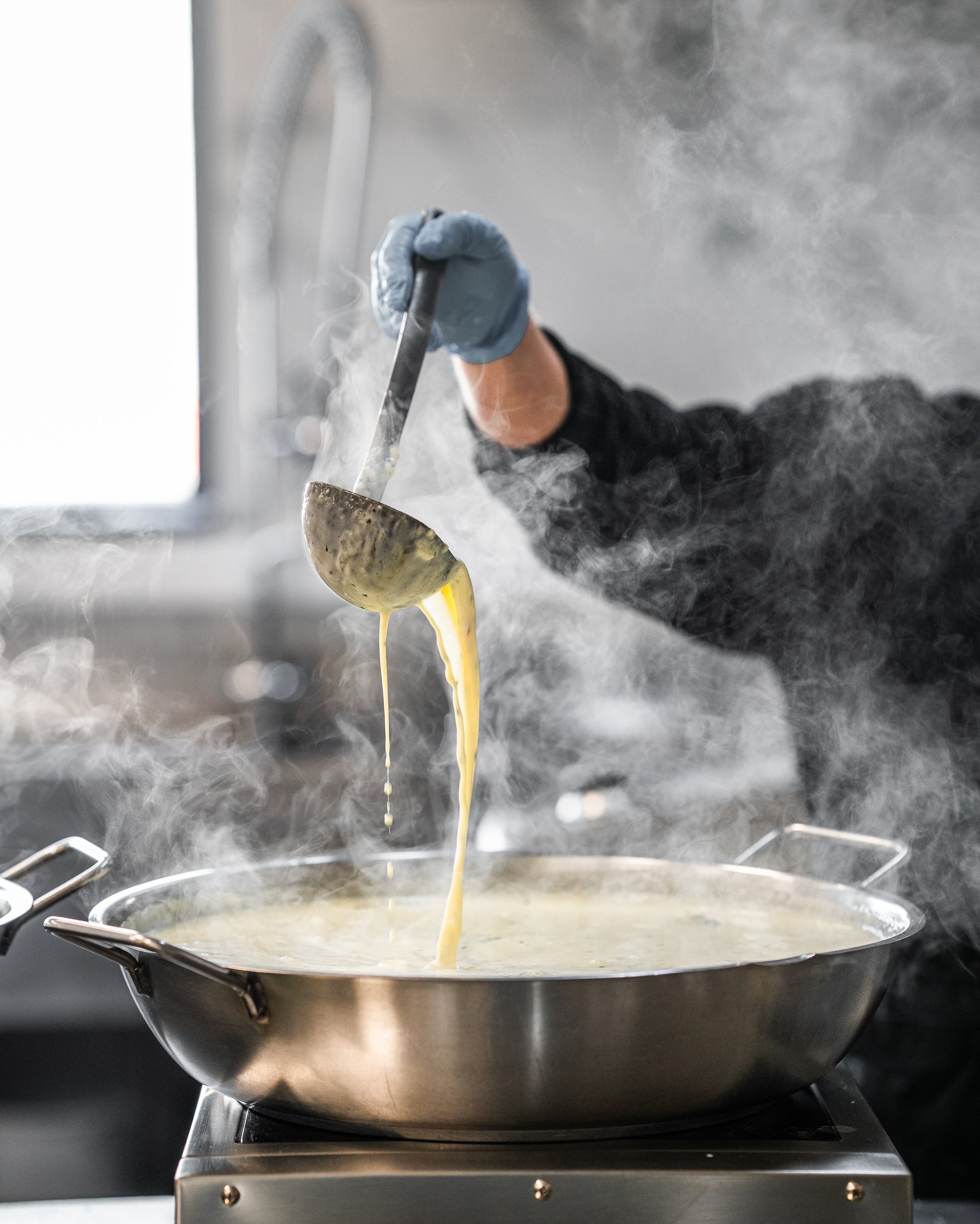 Geste cuisine — beurre fondu sur poêle, photo signature